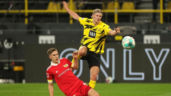 DORTMUND, GERMANY - APRIL 21: Erling Haaland of Borussia Dortmund is challenged by Nico Schlotterbeck of 1. FC Union Berlin during the Bundesliga match between Borussia Dortmund and 1. FC Union Berlin at Signal Iduna Park on April 21, 2021 in Dortmund, Germany. Sporting stadiums around Germany remain under strict restrictions due to the Coronavirus Pandemic as Government social distancing laws prohibit fans inside venues resulting in games being played behind closed doors. (Photo by Friedemann Vogel - Pool/Getty Images)