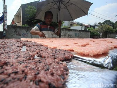 Kudapan Rengginang Masih Diminati