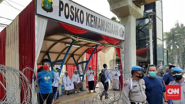 Beberapa simpatisan Rizieq tampak berkumpul di Posko Kemanusiaan yang dibangun Polisi, Kamis (22/4).