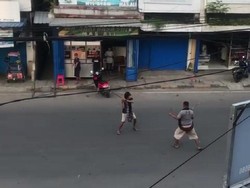 Viral! Dua Pria Bersajam Duel di Jalur Trans Sulawesi