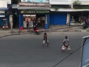 Heboh Duel Pria Bersamurai Vs Berparang di Jalanan Pinrang Heboh Duel Pria Bersamurai Vs Berparang di Jalanan Pinrang
