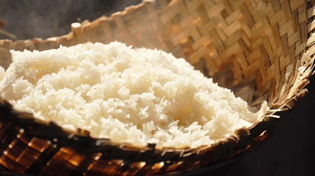 ilustrasi ketan Hot sticky rice in traditional wooden steamer - southeast asian food