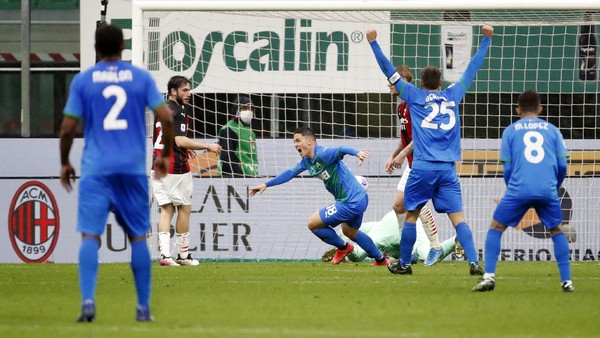 Italy Soccer Serie A Sassuolos Giacomo Raspadori, center, celebrates after scoring his sides opening goal during the Serie A soccer match between AC Milan and Sassuolo at the San Siro stadium, in Milan, Italy, Wednesday, April 21, 2021. (AP Photo/Antonio Calanni)