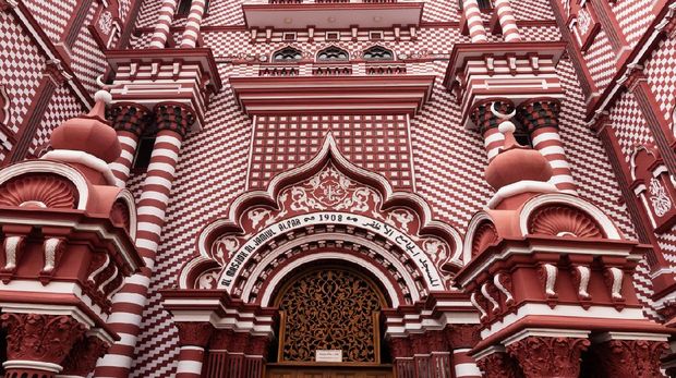 Sri Lanka's Red Mosque, or Jami Ul-Alfar Masjid, is one of the architectural wonders of the world. Situated in the bustling Pettah district, one of the oldest parts of the city of Colombo,Sri lanka