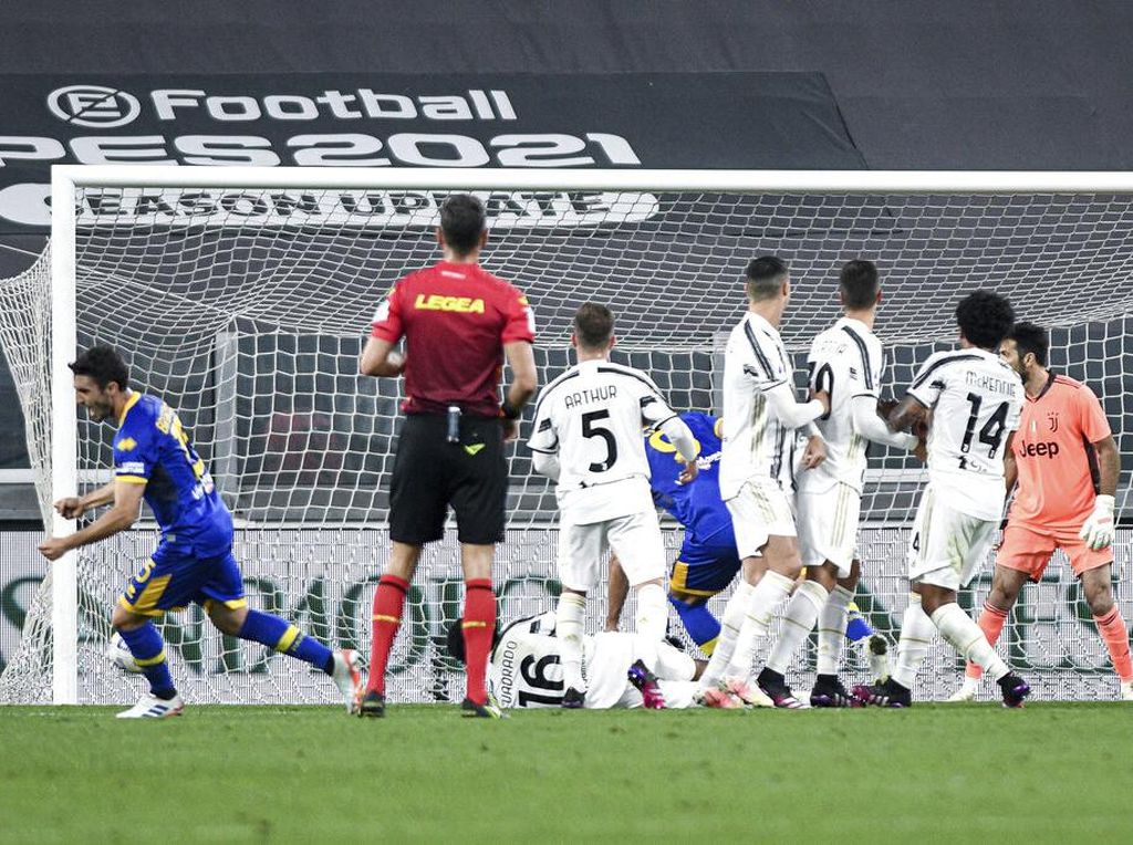 Ronaldo Lagi-lagi Tak Efektif Jadi Pagar Betis, Saatnya Diganti? Ronaldo Lagi-lagi Tak Efektif Jadi Pagar Betis, Saatnya Diganti?