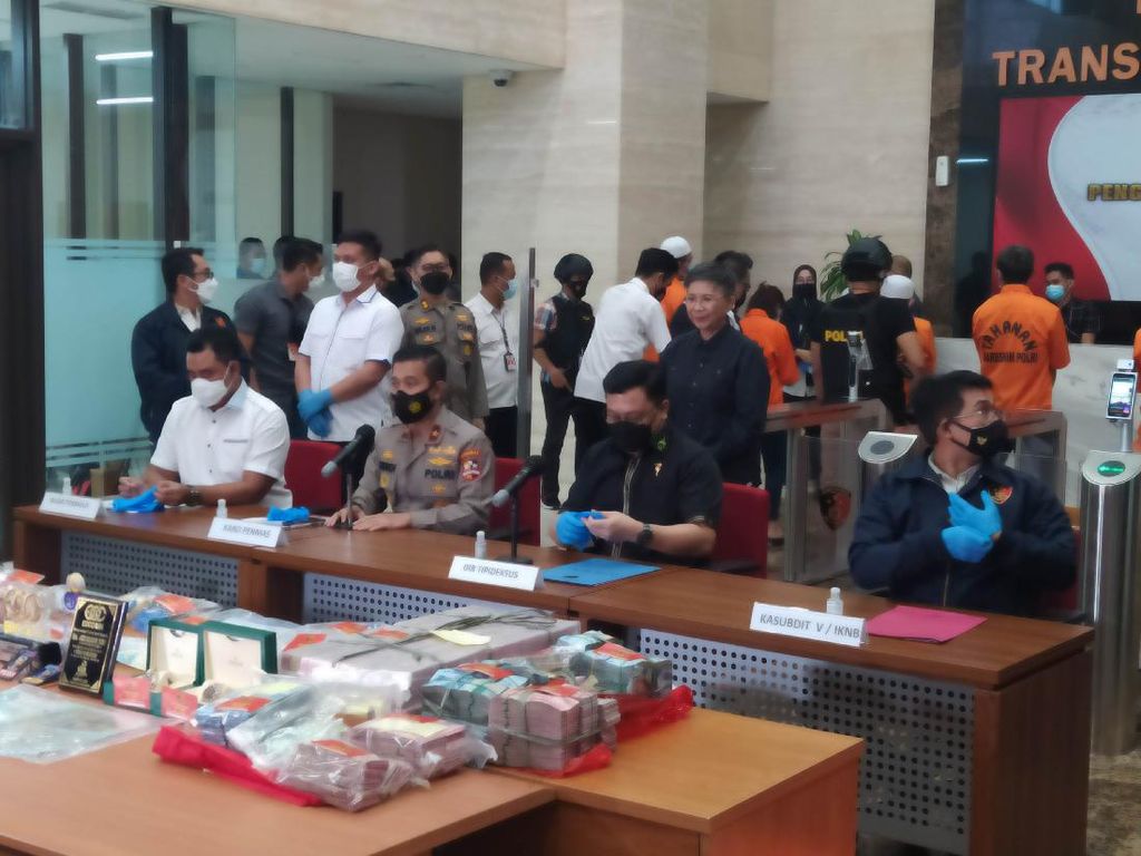 Geledah Rumah Bos EDCCash, Polisi Temukan Senpi Geledah Rumah Bos EDCCash, Polisi Temukan Senpi