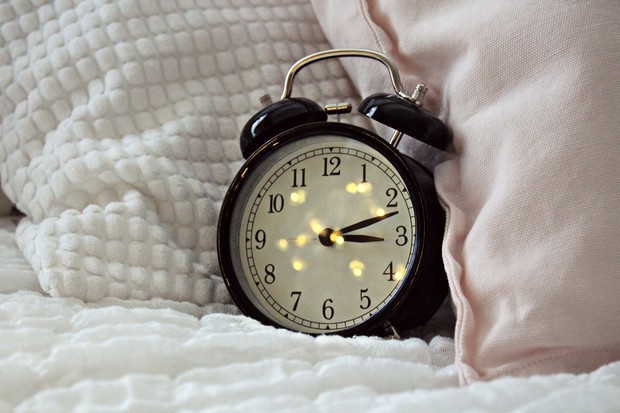 letakkan alarm jauh dari tempat tidur/photo by amanda jones on unsplash letakkan alarm jauh dari tempat tidur