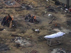 Mayat Bergelimpangan di India, Lapangan Parkir Jadi Tempat Kremasi