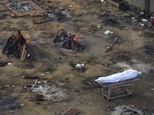 Mayat Bergelimpangan di India, Lapangan Parkir Jadi Tempat Kremasi Mayat Bergelimpangan di India, Lapangan Parkir Jadi Tempat Kremasi