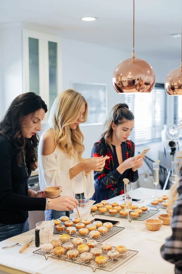 Membuat kue bersama teman-teman.