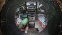 Mengintip Jeroan Kapal Selam Era Soviet yang Terbengkalai