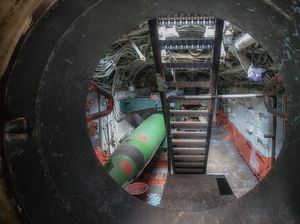 Mengintip Jeroan Kapal Selam Era Soviet yang Terbengkalai
