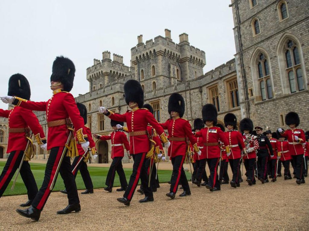 Kenapa Topi Tentara Inggris Penjaga Ratu Elizabeth Panjang? Ini Alasannya