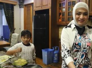 Nathalie Holscher dan Anak-anak Sule Suka Banget Jajan Makanan Bareng