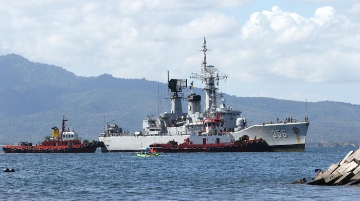 KRI Karel Satsuitubun 356 bersiap sandar di Pelabuhan Tanjung Wangi, Banyuwangi, Jawa Timur, Kamis (22/4/2021). Sejak KRI Nanggala 402 dinyatakan hilang kontak saat menggelar latihan penembakan rudal di laut utara Bali, sebanyak lima KRI mulai disiagakan di Pelabuhan Tanjung Wangi dan Pangkalan TNI AL Banyuwangi. ANTARA FOTO/Budi Candra Setya/wsj.