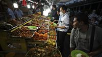 Lapeh Salero Nikmatnya Berbuka di Food Sreet Senen