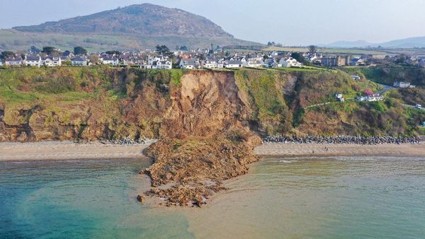 Tebing di Pantai Wales Mendadak Longsor