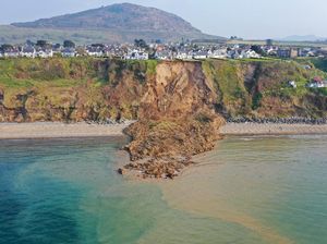 Tebing di Pantai Wales Mendadak Longsor