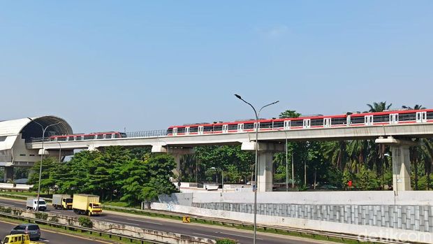 Konstruksi LRT Jabodebek lintasan Cibubur-Cawang terlihat semakin siap untuk dilintasi si ular besi. Berikut foto-foto terkininya.