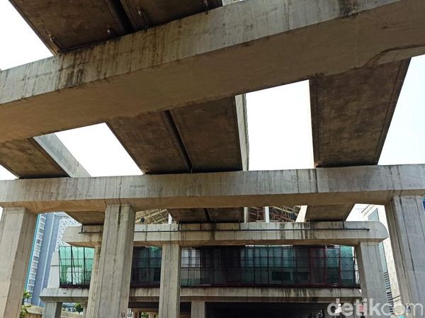 Penampakan Terkini LRT Cibubur-Cawang yang Siap Dilewati Ular Besi