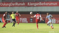 Belum genap semenit kick off dilakukan, Persija langsung unggul. Lewat serangan bertubi-tubi, gawang Persib langsung bobol.