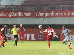 Belum genap semenit kick off dilakukan, Persija langsung unggul. Lewat serangan bertubi-tubi, gawang Persib langsung bobol.