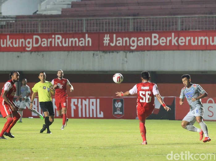 Tuntas sudah leg pertama final Piala Menpora 2021 antara Persija Jakarta vs Persib Bandung. Macan Kemayoran menang 2-0 lewat dua gol cepat di babak pertama.