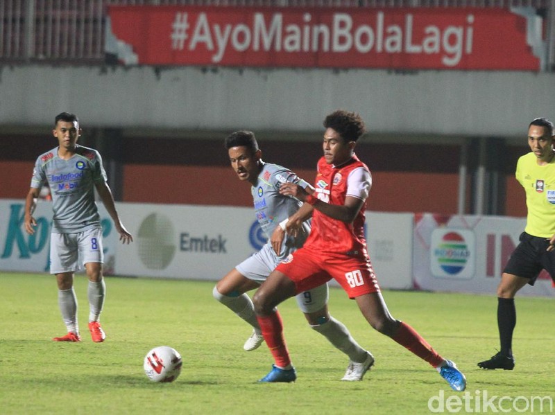 Tuntas sudah leg pertama final Piala Menpora 2021 antara Persija Jakarta vs Persib Bandung. Macan Kemayoran menang 2-0 lewat dua gol cepat di babak pertama.