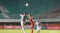 Persib terlihat gugup di menit-menit awal. Banyak kesalahan di lini tengah, yang bisa dimaksimalkan Osvaldo Haay, Braif Fatari, Marc Klok, dan Riko Simanjuntak untuk membangun serangan.