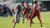Di menit ke-7, Persija kembali membuat gol. Kini, Taufik Hidayat yang mencatatkan namanya di papan skor. Dari sisi kiri, Riko melepas umpan tarik ke tengah. Bolanya melewati semua bek Persib, dan bisa disambar Taufik dengan sepakan. Gol! Persija unggul 2-0 atas Persib.