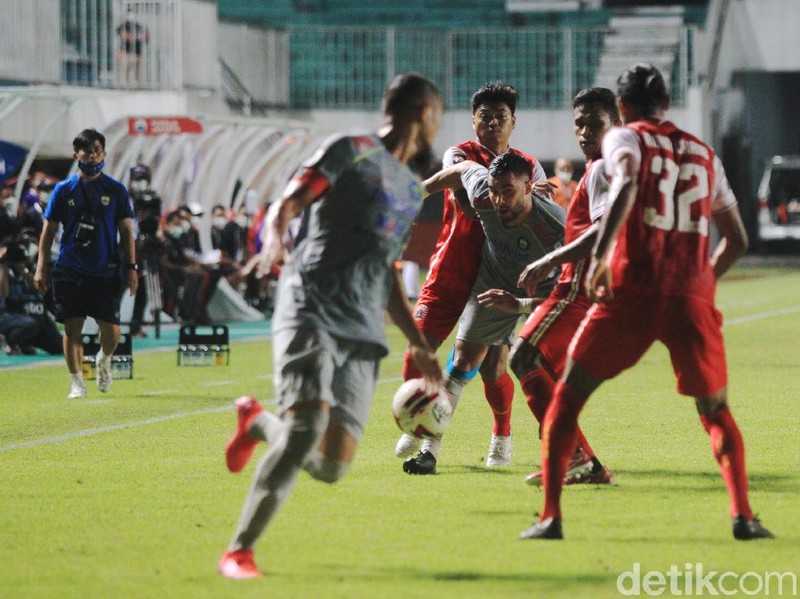 Tuntas sudah leg pertama final Piala Menpora 2021 antara Persija Jakarta vs Persib Bandung. Macan Kemayoran menang 2-0 lewat dua gol cepat di babak pertama.