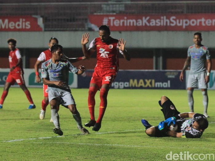 Tuntas sudah leg pertama final Piala Menpora 2021 antara Persija Jakarta vs Persib Bandung. Macan Kemayoran menang 2-0 lewat dua gol cepat di babak pertama.
