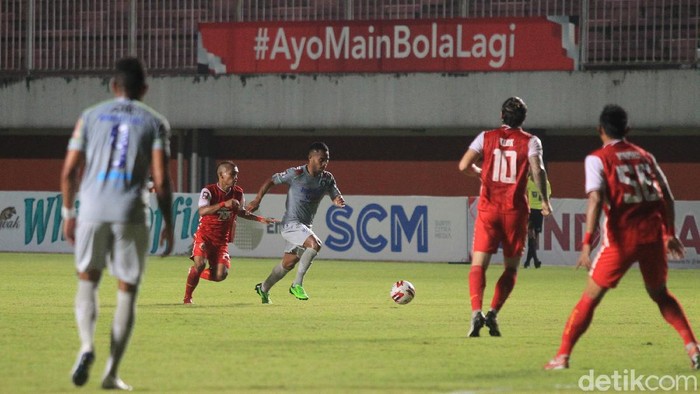 Tuntas sudah leg pertama final Piala Menpora 2021 antara Persija Jakarta vs Persib Bandung. Macan Kemayoran menang 2-0 lewat dua gol cepat di babak pertama.