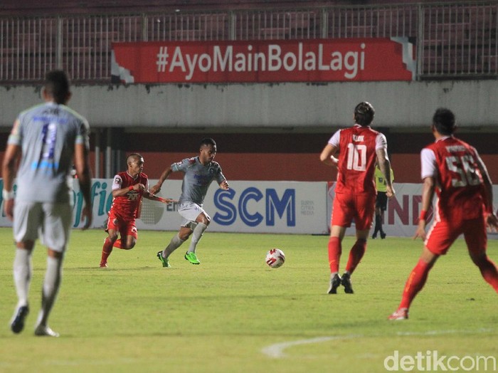 Tuntas sudah leg pertama final Piala Menpora 2021 antara Persija Jakarta vs Persib Bandung. Macan Kemayoran menang 2-0 lewat dua gol cepat di babak pertama.