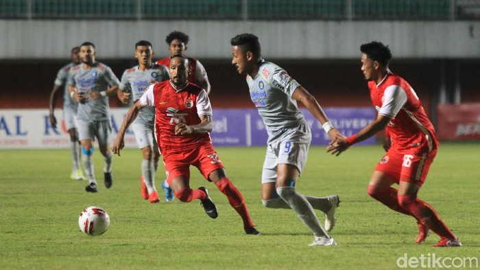 Tuntas sudah leg pertama final Piala Menpora 2021 antara Persija Jakarta vs Persib Bandung. Macan Kemayoran menang 2-0 lewat dua gol cepat di babak pertama.