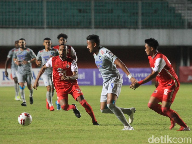 Tuntas sudah leg pertama final Piala Menpora 2021 antara Persija Jakarta vs Persib Bandung. Macan Kemayoran menang 2-0 lewat dua gol cepat di babak pertama.