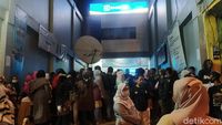 Potret Warga Pandeglang Antre Tengah Malam hingga Pagi Demi BLT