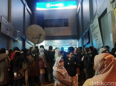 Potret Warga Pandeglang Antre Tengah Malam hingga Pagi Demi BLT