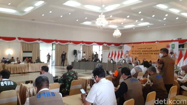 Rapat bersama tim Satgas COVID-19 Riau bersama Satgas COVID-19 Pusat dan Kemenkes (Raja Adil/detikcom) Rapat bersama tim Satgas COVID-19 Riau bersama Satgas COVID-19 Pusat dan Kemenkes (Raja Adil/detikcom)