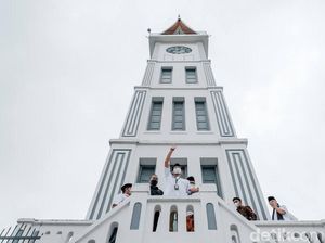 Naik ke Puncak Jam Gadang, Sandiaga Uno: Naiknya Epik, Perasaannya Majestik Naik ke Puncak Jam Gadang, Sandiaga Uno: Naiknya Epik, Perasaannya Majestik