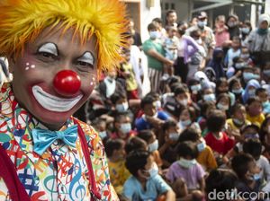 Semringah Pascakebakaran Bersama Badut Lucu