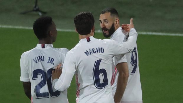 Soccer Football - La Liga Santander - Cadiz v Real Madrid - Estadio Ramon de Carranza, Cadiz, Spain - April 21, 2021 Real Madrid's Karim Benzema celebrates scoring their first goal with Nacho and Vinicius Junior REUTERS/Jon Nazca