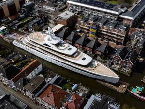 Menakjubkan! Kala Superyacht 94 Meter Susuri Kanal Sempit Belanda