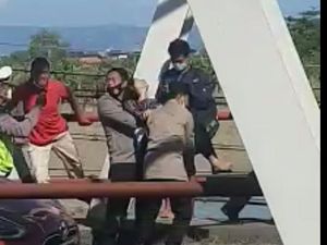 Detik-detik Penyelamatan Wanita Diduga Hendak Bunuh Diri di Atas Jembatan Viral
