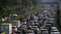 Masih Pademi, Jalan Tol Jakarta-Bogor Sudah Macet Lagi