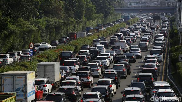 Masih Pademi, Jalan Tol Jakarta-Bogor Sudah Macet Lagi