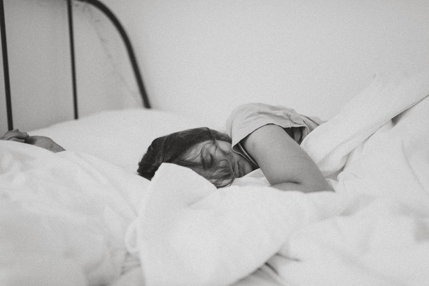 tidur lebih awal/photo by kinga cichewicz on unsplash tidur lebih awal