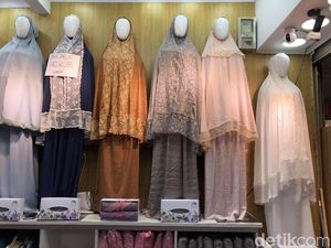 Lebaran 2021, Mukena Nagita Slavina dan Syahnaz Laris Manis di Tanah Abang Lebaran 2021, Mukena Nagita Slavina dan Syahnaz Laris Manis di Tanah Abang