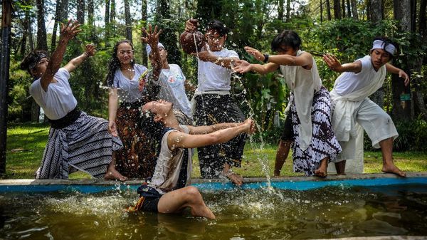 7 Jam Menari Tanpa Henti Demi Memperingati Hari Bumi