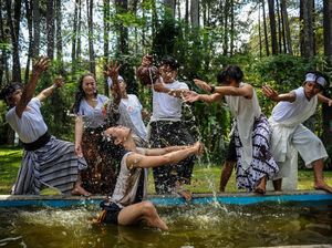 7 Jam Menari Tanpa Henti Demi Memperingati Hari Bumi 7 Jam Menari Tanpa Henti Demi Memperingati Hari Bumi